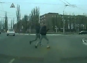 Бесстрашные пешеходы на дороге в Воронеже попали на видео Бесстрашные пешеходы на дороге в Воронеже попали на видео