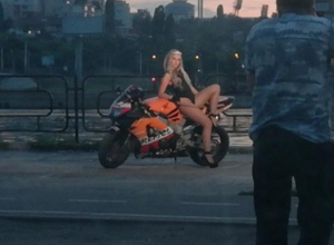 Модель-байкершу застали в интересной позе на берегу в Воронеже Модель-байкершу застали в интересной позе на берегу в Воронеже