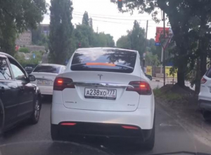Комично смотрящуюся Tesla за 15 млн сняли в Воронеже Комично смотрящуюся Tesla за 15 млн сняли в Воронеже