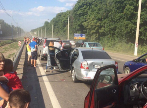 На выезде из Воронежа образовалась огромная километровая пробка На выезде из Воронежа образовалась огромная километровая пробка