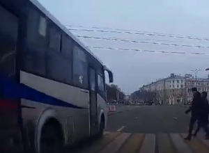 В центре Воронежа маршрутка едва не раздавила пешеходов на переходе В центре Воронежа маршрутка едва не раздавила пешеходов на переходе
