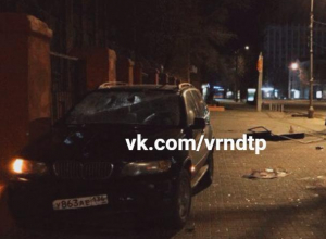 BMW X5 протаранила штаб войсковой части в Воронеже BMW X5 протаранила штаб войсковой части в Воронеже