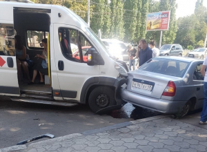Массовое ДТП с участием маршрутки сняли в Воронеже Массовое ДТП с участием маршрутки сняли в Воронеже