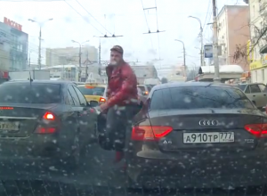 Дорожные разборки воронежца и московского мажора попали на видео Дорожные разборки воронежца и московского мажора попали на видео