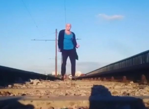 Забойное диско станцевал воронежец на рельсах моста Забойное диско станцевал воронежец на рельсах моста