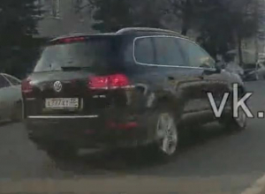 «Туарег» с блатными номерами устроил беспредел в центре Воронеже «Туарег» с блатными номерами устроил беспредел в центре Воронеже