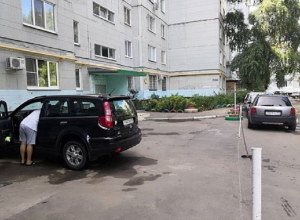 Автомобилисты захватили парковку с помощью цепей в Воронеже Автомобилисты захватили парковку с помощью цепей в Воронеже