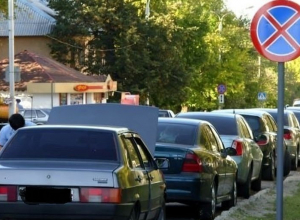 Большинство воронежских водителей «забивают» на знак «Остановка запрещена» Большинство воронежских водителей «забивают» на знак «Остановка запрещена»