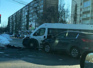 В Воронеже последствия жесткого ДТП с маршруткой попали на видео В Воронеже последствия жесткого ДТП с маршруткой попали на видео