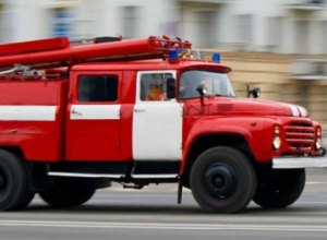 В центре Воронежа из горящего салона красоты в панике выбежали люди В центре Воронежа из горящего салона красоты в панике выбежали люди
