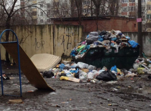 В Воронеже очередной мусорный апокалипсис возник около детской площадки В Воронеже очередной мусорный апокалипсис возник около детской площадки