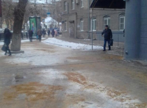 Воронежские коммунальщики засыпали песком тротуар у детской поликлиники после публикации «Блокнота» Воронежские коммунальщики засыпали песком тротуар у детской поликлиники после публикации «Блокнота»