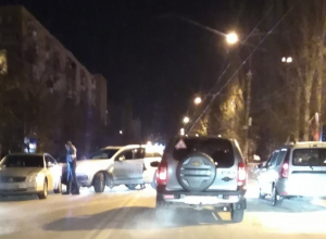 На улице Шишкова в Воронеже две аварии перекрыли все полосы На улице Шишкова в Воронеже две аварии перекрыли все полосы