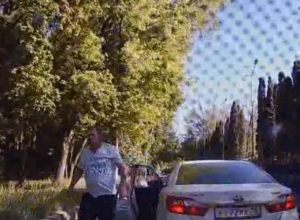 Агрессивный король дорог, предложивший водителю «потеряться», попал на видео Агрессивный король дорог, предложивший водителю «потеряться», попал на видео