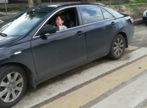 Хамская парковка на переходе в Воронеже вызвала феминистскую реакцию Хамская парковка на переходе в Воронеже вызвала феминистскую реакцию