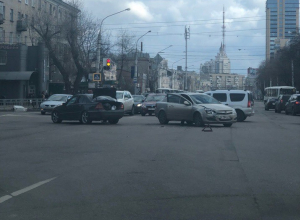 Столкновение немецких легковушек парализовало движение в центре Воронежа Столкновение немецких легковушек парализовало движение в центре Воронежа