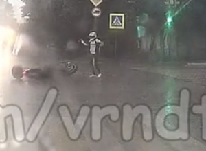 На видео попало, как автоледи на «Матизе» сбивает воронежского байкера На видео попало, как автоледи на «Матизе» сбивает воронежского байкера