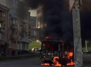 На Степана Разина в Воронеже в страшном пожаре сгорел маршрутный ПАЗик На Степана Разина в Воронеже в страшном пожаре сгорел маршрутный ПАЗик