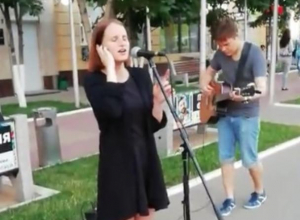 Девушка до мурашек спела Zombie в центре Воронежа Девушка до мурашек спела Zombie в центре Воронежа