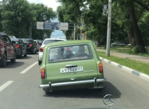 Прыгающий в пробке ВАЗ-2102 сняли на видео в Воронеже Прыгающий в пробке ВАЗ-2102 сняли на видео в Воронеже