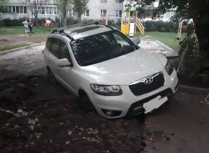 В Сети издеваются над водителем кроссовера, который застрял в воронежском дворе В Сети издеваются над водителем кроссовера, который застрял в воронежском дворе