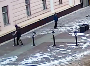 На видео попало, как под Воронежем школьник громит фонари На видео попало, как под Воронежем школьник громит фонари