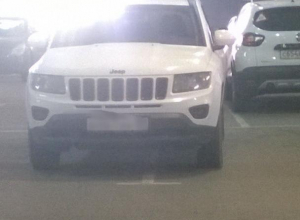 Нелепая парковка белоснежного Jeep поссорила воронежцев Нелепая парковка белоснежного Jeep поссорила воронежцев