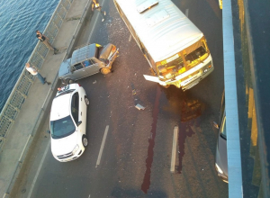На видео попало, как маршрутка таранит легковушки в Воронеже На видео попало, как маршрутка таранит легковушки в Воронеже