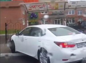 Протаранивший остановку Lexus попал на видео в Воронеже Протаранивший остановку Lexus попал на видео в Воронеже