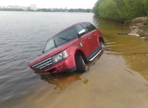 Компания утопила Range Rover в Воронежском водохранилище Компания утопила Range Rover в Воронежском водохранилище