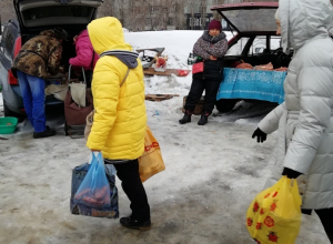 Воронежцы пожаловались на «колхозников», которые устроили рынок на тротуаре Воронежцы пожаловались на «колхозников», которые устроили рынок на тротуаре