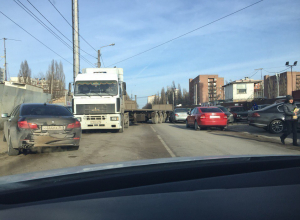 Фура перегородила дорогу в Северном микрорайоне Воронежа Фура перегородила дорогу в Северном микрорайоне Воронежа