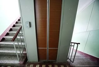 В Воронеже шизофреник, преследовавший незнакомку, угрожал ей зажигалкой в лифте многоэтажки В Воронеже шизофреник, преследовавший незнакомку, угрожал ей зажигалкой в лифте многоэтажки