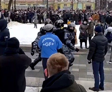 ОМОН закидали снежками во время жесткого задержания протестующего в Воронеже ОМОН закидали снежками во время жесткого задержания протестующего в Воронеже