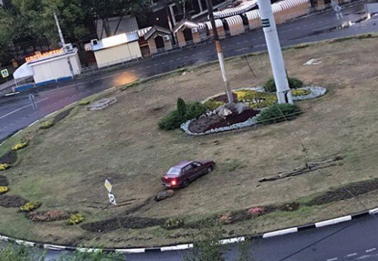 Припарковавшийся в клумбе воронежский автомобилист возмутил горожан Припарковавшийся в клумбе воронежский автомобилист возмутил горожан