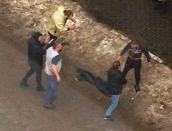 На видео попало избиение мужчины хулиганами в самом центре Воронежа На видео попало избиение мужчины хулиганами в самом центре Воронежа