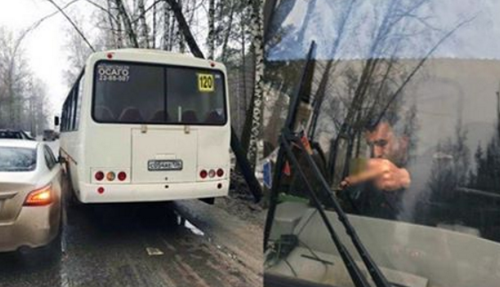 Очевидцы: В Воронеже водитель маршрутки плюнул на голову автомобилистки после ДТП Очевидцы: В Воронеже водитель маршрутки плюнул на голову автомобилистки после ДТП