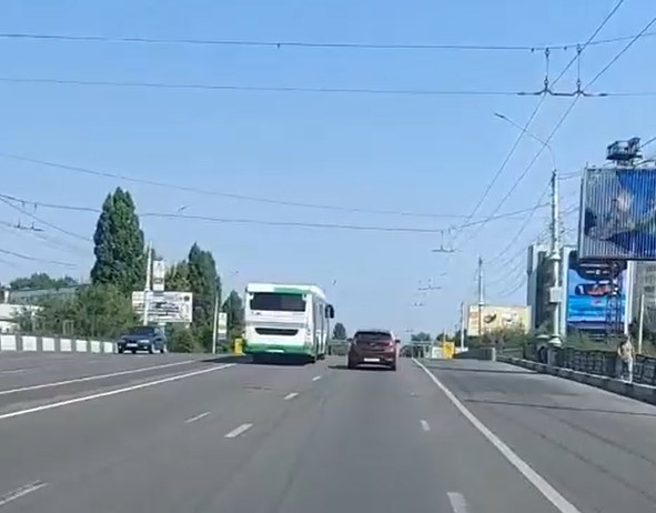 Автобус испугался неработающей выделенной полосы в Воронеже Автобус испугался неработающей выделенной полосы в Воронеже