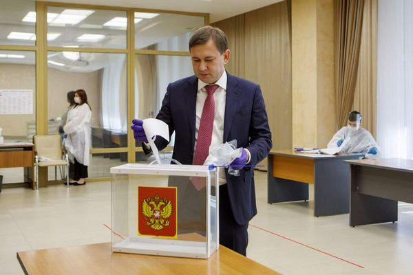 Владимир Нетесов забыл о безопасности во время голосования по поправкам в Конституцию Владимир Нетесов забыл о безопасности во время голосования по поправкам в Конституцию