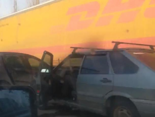 Из-за аварии на дороге на трассе под Воронежем создалась внушительная пробка