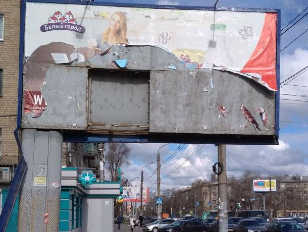 Сильный ветер и билборд едва не стали причинами трагедии в Воронеже Сильный ветер и билборд едва не стали причинами трагедии в Воронеже