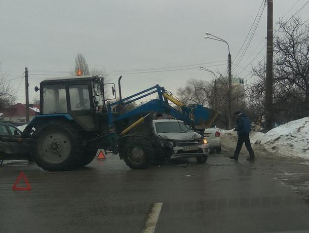 В Воронеже трактор загреб под себя автомобиль В Воронеже трактор загреб под себя автомобиль