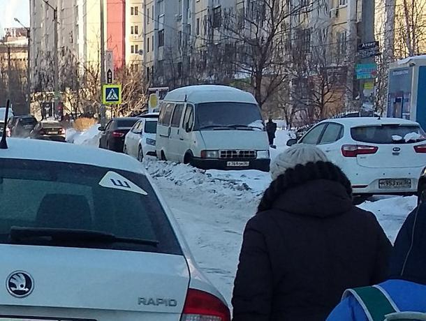 Гения парковочного мастерства отправили в ГИБДД воронежцы Гения парковочного мастерства отправили в ГИБДД воронежцы
