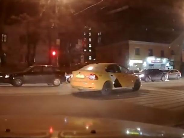 Торопливый таксист рискнул здоровьем пассажира в Воронеже Торопливый таксист рискнул здоровьем пассажира в Воронеже
