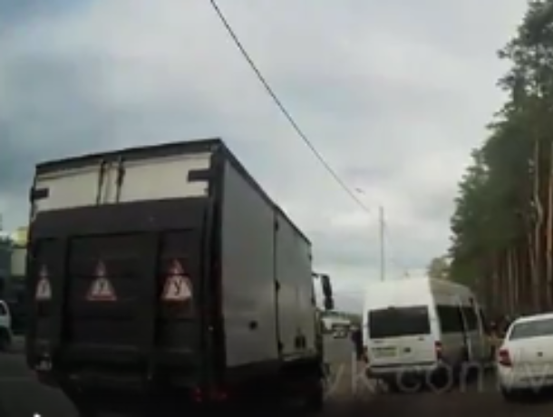 В Воронеже сняли момент падения столба на дорогу В Воронеже сняли момент падения столба на дорогу