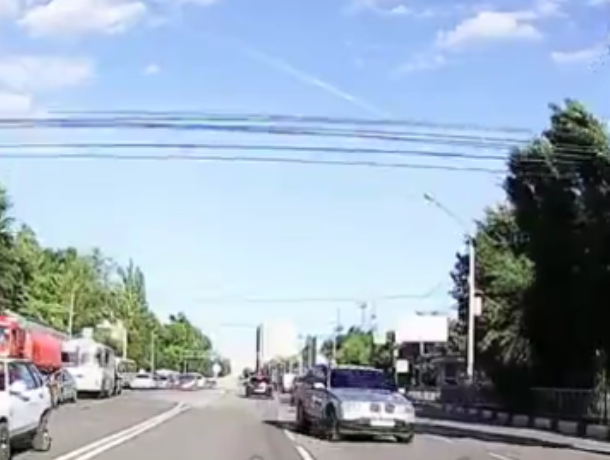 Гоняющий зигзагами по встречке BMW X5 сняли на видео в Воронеже Гоняющий зигзагами по встречке BMW X5 сняли на видео в Воронеже