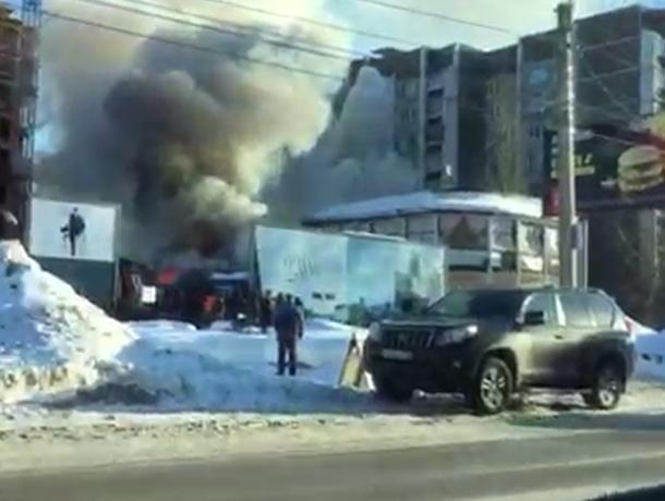 На видео сняли пожар, задымивший кафе в Воронеже На видео сняли пожар, задымивший кафе в Воронеже