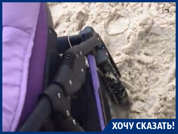 Мама с коляской наглядно пристыдила коммунальщиков в Воронеже Мама с коляской наглядно пристыдила коммунальщиков в Воронеже
