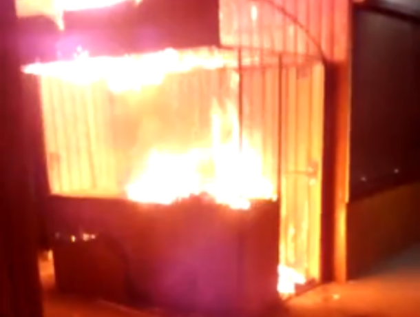 Полыхающий прилавок на рынке в микрорайоне Воронежа сняли на видео Полыхающий прилавок на рынке в микрорайоне Воронежа сняли на видео