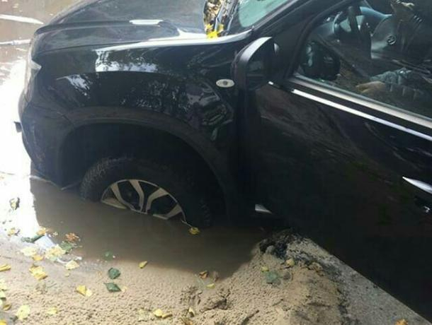 В Воронеже ненасытная лужа «проглотила» два внедорожника за неделю В Воронеже ненасытная лужа «проглотила» два внедорожника за неделю